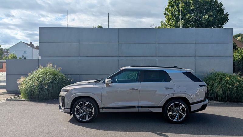 Besonders kantige Autos fotografieren wir gerne vor dieser Wand – keine Ahnung, warum ... (Bild: Rosenow – VCG)