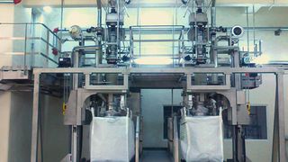 Kompakte Füllanlage für Instantkaffee nutzt das gesamte Volumen des Big Bags. (Bild: Emde)