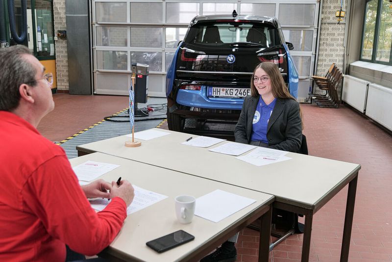Lena Blechschmidt aus Bayern bei der Aufgabe zur Fahrzeuginspektion (Bild: Schmidt - VCG)