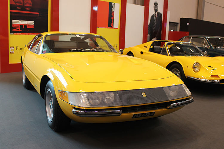 Ferrari 365 GTB4 Daytona (1968 bis 1973) und dahinter Dino 246GTS (1972 bis 1974). (autodrom)
