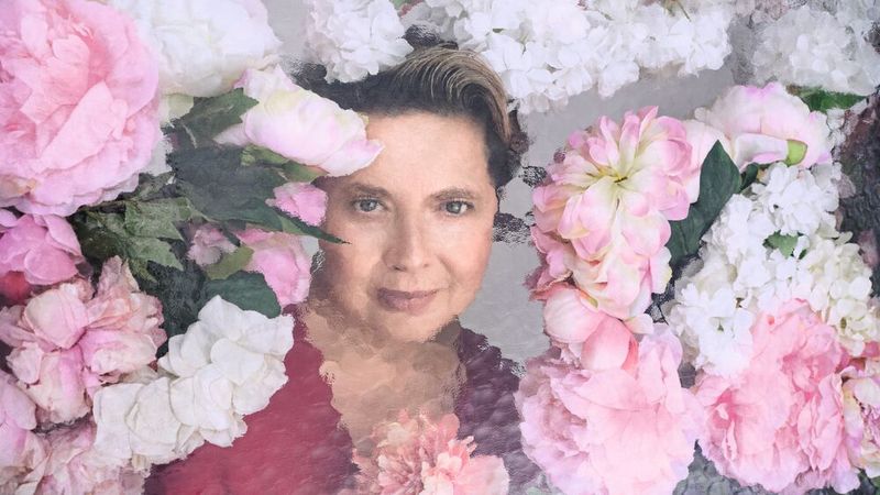 Schauspiel-Kollegin Isabella Rosselini bevorzugt das Thema Erde, ausgedrückt durch Blumen. (Bild: © Pirelli Calendar 2026 by Sølve Sundsbø)