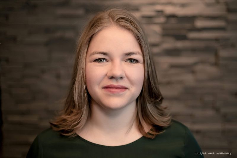 Die Top 3 Online Marketing Trends für 2020 „1. Lead Management & die Verknüpfung von Online- und Offline-Kanälen: Die Datenschutz-Panik sollte vorüber sein, jetzt heißt es wieder: Marketing-Attacke! 2. Smart Content & neue Plattformen: Dumpfe Werbe-Inhalte will niemand mehr sehen. Und haben Sie sich Tik Tok oder Tinder aus Marketing-Sicht schon mal angeschaut? 3. Weiterbildung & Recruiting: Up to date zu bleiben ist gar nicht so einfach. Tipp: Online-Kurse und Podcasts für die Bahnfahrt ins Büro runterladen und die sozialen Medien auch für’s Recruiting nutzen.“ Carolin Desirée Töpfer, Digital Strategy Consultant, Keynote Speaker und Blogger  (Bild: Carolin Desiree Töpfer)