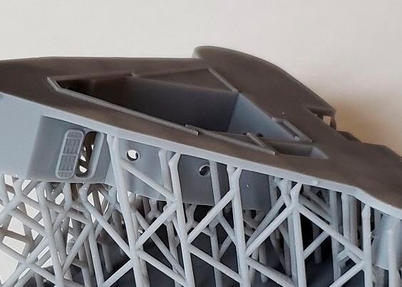 Am Institut für Kunststofftechnik der Universität Stuttgart (IKT) wurden biologisch abbaubare Stützstrukturen für den 3D-Druck entwickelt. (Bild: IKT)