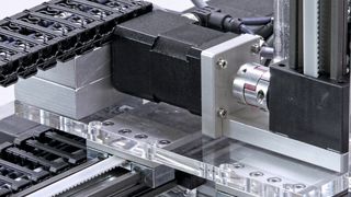 Bild 1: Mit entsprechendem Baukasten lassen sich aus Kunststoff-Linearführungen mit Schrittmotoren, Energieketten sowie den passenden „chainflex“-Leitungen komplette einbaufertige Betriebseinheiten zusammenstellen. (Bild: Igus)