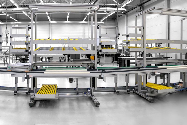 With Minitec's modular system, optimally designed workstations, linked workstations, or work cells up to complete assembly lines can be implemented quickly and economically.(Image: Minitec)