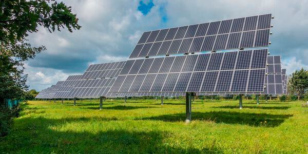 Solarparks können effizienter werden, wenn auf intelligente Wartung gesetzt wird. (Bild:  gemeinfrei /  Pixabay)