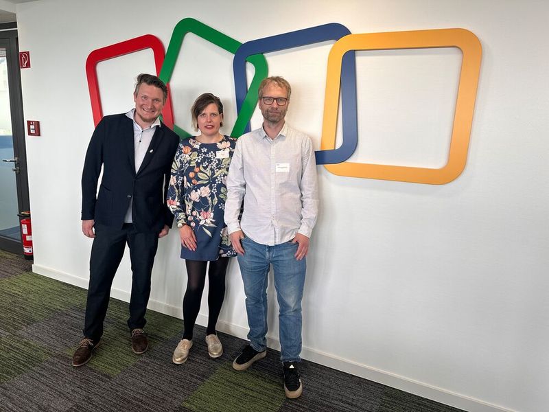Martin Schwarz (l., Zoho) begrüßt Tina Lurz und Andreas Wroblewski (Codafish). (Bild: Vogel IT-Medien)