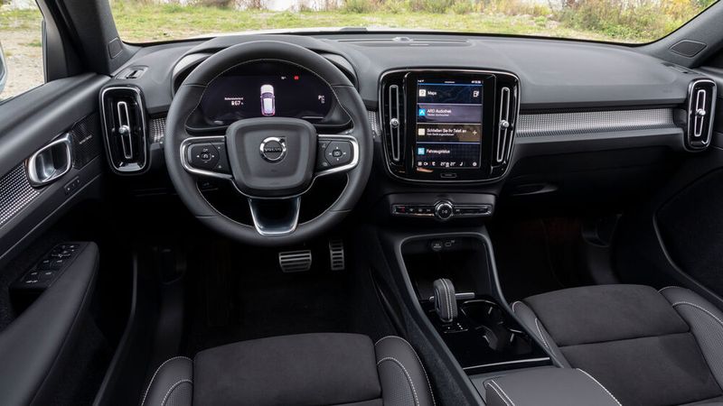 Die Materialien und deren Verarbeitung im Innenraum wirken hochwertig. (Bild: Volvo)