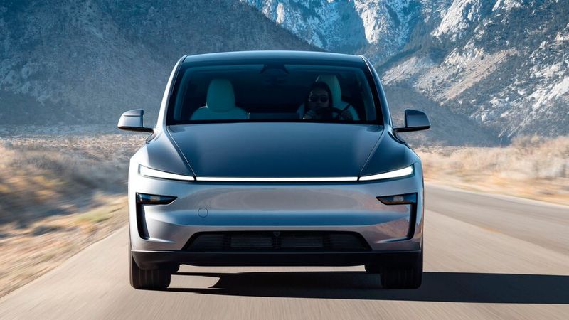 Die Front in der neuen Generation des Model Y sind geprägt von Leuchtleisten, die man bereits vom Cybertruck oder Cybercab kennt. (Bild: Tesla)