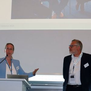 Christine Oro Saavedra, Namur Geschäftsführerin, und Felix Seibl, ZVEI Geschäftsführer Fachbereich Messtechnik + Prozessautomatisierung freuen sich über die Kooperation.(Bild:  Kempf / PROCESS)