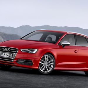 Mit dem S3 Sportback bringt Audi im Herbst das vorläufige Top-Modell seiner A3- Kompakt-Familie auf den Markt. Gegenüber dem Vorgänger steigt die Leistung deutlich, der Verbrauch sinkt allerdings noch stärker. Äußerlich gibt sich das Top-Modell unter anderem an einem Grill in Alu-Optik, großen Lufteinlässen an der Front und einem Diffusor am Heck. Die Scheinwerfer leuchten mit Xenon-Licht, optional ist Voll-LED-Technik zu haben.