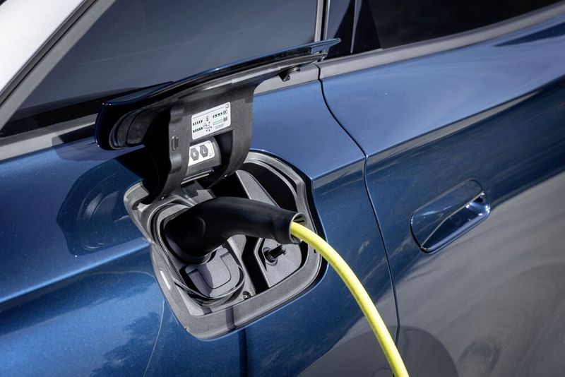 Mit 86 kWh verbaut Volkswagen im ID 7 die bislang größte Batterie. Allerdings kommt die erst in der Version Pro S. Los geht es im Herbst 2023 mit dem VW ID 7 Pro, der mit einer 77 kWh (netto) Batterie bis zu 615 Kilometer weit kommen soll. Die maximale Ladeleistung liegt bei 170 kW. Die große Batterie verträgt bis zu 200 kW und schafft 10 bis 80 Prozent SoC in 25 Minuten.  (Bild: VW)