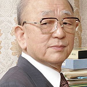 Der japanischer Chemiker Akira Suzuki arbeitet auf dem Gebiet der organischen Chemie, genauer untersucht er Organoborverbindungen und deren Anwendungen in Synthese und Organometallchemie. Mit Brown forschte er über Hydroborierung und organische Radikale auf Organoboran-Basis.[1][2] Er führte Organoborverbindungen als Carbanionen in die chemische Synthese ein. Später untersuchte er die Palladium-katalysierte Kreuzkupplung von Organoborverbindungen. Dabei entdeckte er die Suzuki-Kupplung. 