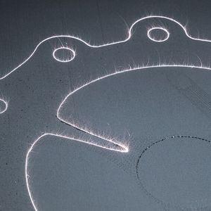 Die neue additive Fertigungsanlage des Fraunhofer IWS wird aus metallischen Pulvern schichtweise besonders große Bauteile mit komplexer Geometrie erzeugen, zum Beispiel Brennkammern für Wasserstoff-Energiesysteme oder Schaufelradeinhausungen für Turbinen.(Bild:   Christoph Wilsnack/Fraunhofer IWS)