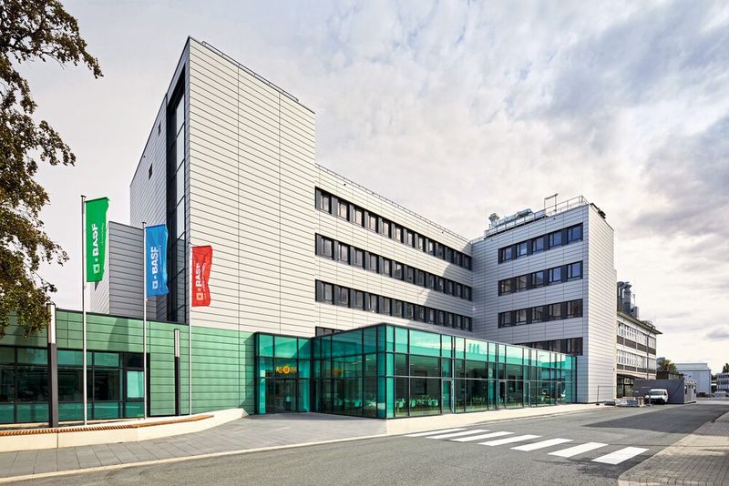 Im Lean-Lab-Gebäude in Münster befinden sich 45 funktionale Laborarbeitsplätze, helle Büroarbeitsplätze und Prüfräume.  (Bild: BASF Coatings)
