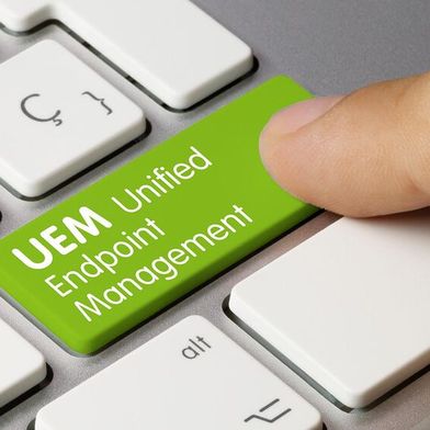 UEM-Systeme sind für viele Unternehmen eine strategische Antwort auf die Herausforderungen der Hybridarbeit und der wachsenden Zahl verschiedenartiger Geräte. (Bild: © momius – stock.adobe.com)