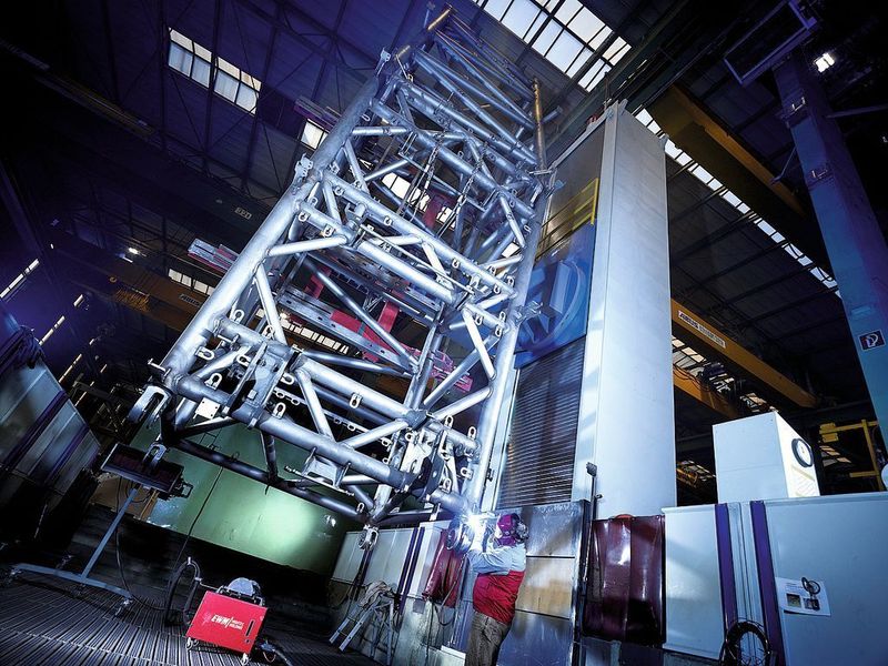 Beeindruckend – der riesige Manipulator sorgt dafür, dass der Schweißer selbst am größten Bauteil stets in der günstigsten Position arbeiten kann. Bild: EWM (Archiv: Vogel Business Media)