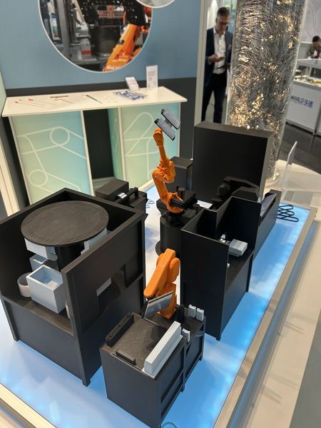 Möller Medical präsentierte ein Modell seiner automatisierten Kanülenfertigungszelle auf der Compamed ...  (Bild: Engelke – VCG)