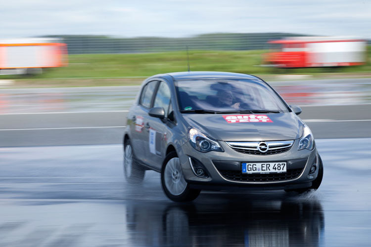 Kofferraumvolumen und Bedienbarkeit sind die Pluspunkte beim Opel Corsa. Wegen der geringen Elastizität und den schlechten Kaufanreizen reichte es dennoch nur zum zehnten Platz. (Auto Test)