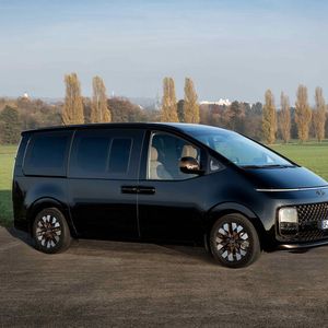 Der Hyundai-Van kommt zurück aus der Zukunft. So zumindest sieht er aus. Große glatte Flächen, schnörkellos und mit dunkel getönten Scheiben erinnert er an einen ICE-Triebkopf abseits der Gleise.(Bild:  Autoren-Union Mobilität/Hyundai)