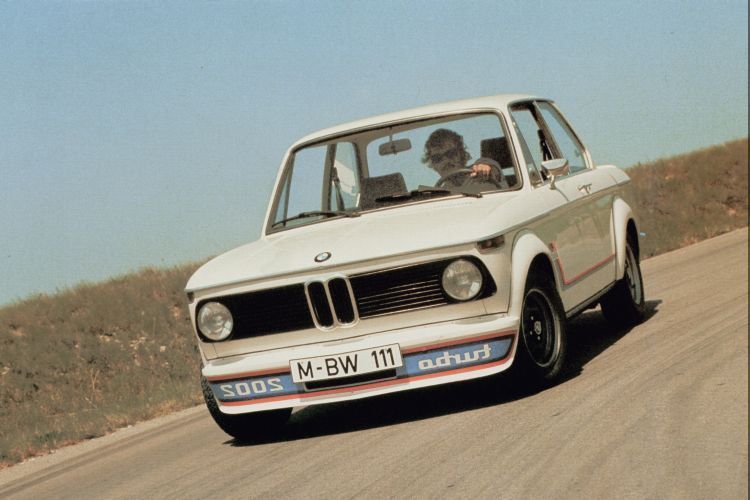 Nicht oft passiert es, dass ein neues Fahrzeugmodell Anlass zu einer Anhörung im Bundestag gibt. So geschehen beim 2002 Turbo aufgrund seiner „agressiven“ und extra in Spiegelschrift (damit es der Vordermann im Rückspiegel lesen kann) ausgeführten „Kriegsbemalung“. (BMW)