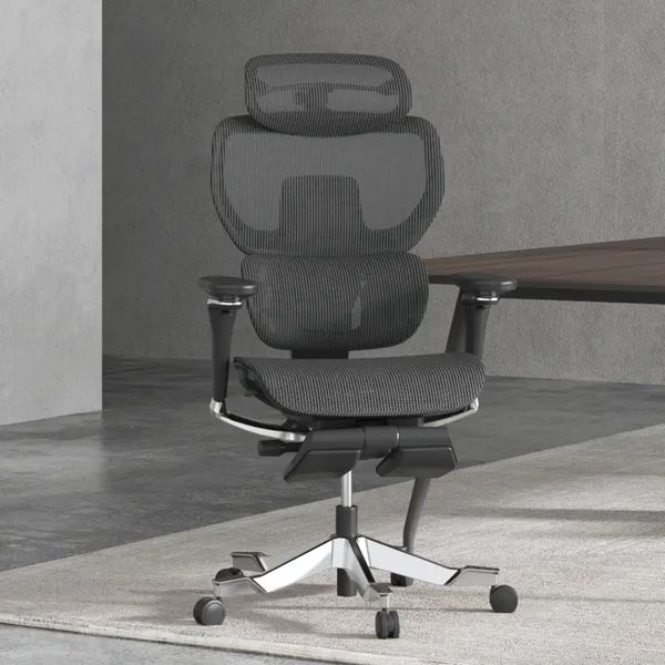 Der ergonomische Stuhl C7 Morpher definiert mit seiner Kernphilosophie der „dynamischen Unterstützung“ das Wohlbefinden im Sitzen neu. Ausgestattet mit einem innovativen, schwebenden, dynamischen Lendenwirbelsystem ermöglicht ein zweiachsiger Mechanismus eine Echtzeit- und multidirektionale Anpassung – er folgt automatisch Ihren unteren Rückenbewegungen sowohl bei vertikalen als auch bei seitlichen Bewegungen. Diese adaptive Reaktionsfähigkeit löst sich von den Einschränkungen einer festen Unterstützung und sorgt für eine präzise Ausrichtung der Lendenwirbelsäule bei jeder Bewegung. (Bild: Flexispot)