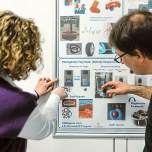 Prof. Sabine Ludwigs und Prof. Holger Steeb haben die Nutzung von Polymeren für die Medizin im Blick(Bild:  Sven Cichowicz)