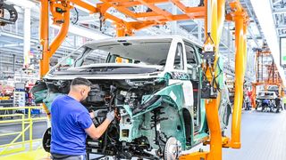 Volkswagen hat die Produktion des ID Buzz in Hannover ausgesetzt: wegen Problemen mit Batteriezellmodulen. (Bild: Henning Scheffen/Volkswagen)