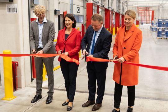 Beim traditionellen Bandschnitt (v.l.): Frank Schmidt (Inhaber TST), Daniela Schmitt (Wirtschaftsministerin Rheinland-Pfalz), Ralf Busche (SVP Euopean Site Logistics Operations bei BASF) sowie Stephanie Lohr (Bürgermeisterin von Worms).(Bild:  TST/Manuel Hoffmann)