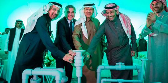 Left to right: HE Eng. Khalid Al-Falih, Minister of Investment; Lorenzo Simonelli, Chairman & Chief Executive Officer, Baker Hughes; HRH Prince Abdulaziz Bin Salman Al Saud, Minister of Energy; HE Bandar bin Ibrahim AlKhorayef, Minister of Industry & Mineral Resources; and Dr. Raed Al-Rayes, Chief Executive Officer, Dussur. Left to right: HE Eng. Khalid Al-Falih, Minister of Investment; Lorenzo Simonelli, Chairman & Chief Executive Officer, Baker Hughes; HRH Prince Abdulaziz Bin Salman Al Saud, Minister of Energy; HE Bandar bin Ibrahim AlKhorayef, Minister of Industry & Mineral Resources; and Dr. Raed Al-Rayes, Chief Executive Officer, Dussur.