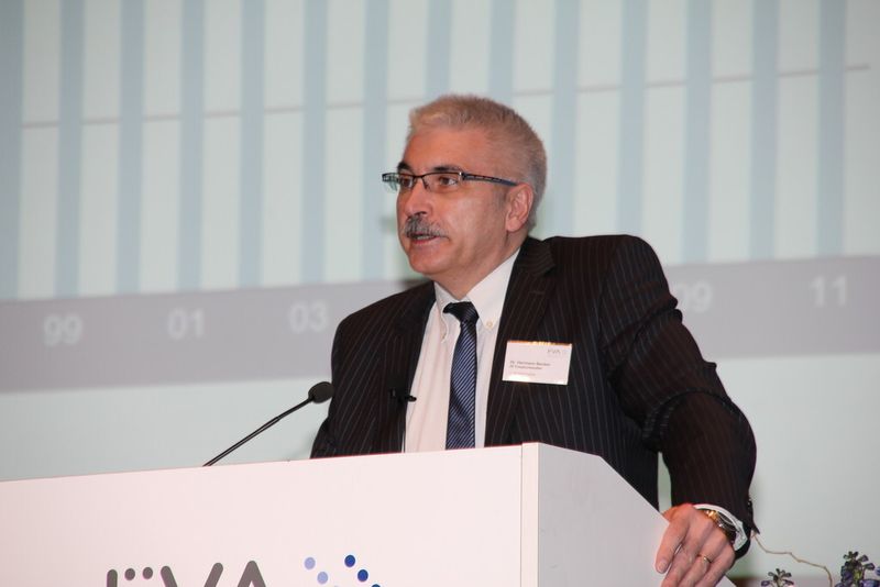 Dr. Hermann Becker von der ZF Friedrichshafen AG folgte mit seinem Vortrag: Durch „Simultaneous Engineering“ vom modularen Getriebebaukasten zur modularen Fabrik mit standardisierten Bauteiltechnologien. (Bild: Sonnenberg)