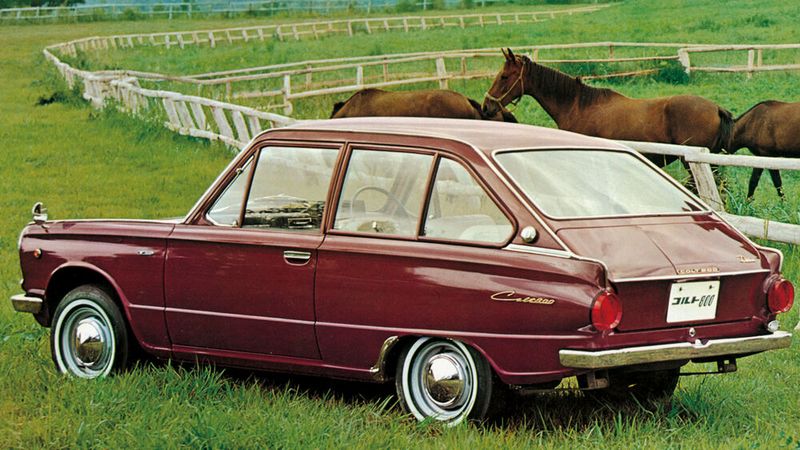 Mitte 1965 debütierte der „Colt 800 F“ als dritte Colt-Linie und zudem als erste japanische Fließhecklimousine. Er löste den 600 ab und war technisch vollkommen anders ausgelegt. Anstelle des Zweizylinder-Viertakt-Heckmotors besaß er einen wassergekühlten Dreizylinder-Zweitakt-Frontmotor mit 843 cm³ Hubraum und einer Leistung von 33 kW/45 PS.  (Bild: Mitsubishi Motors)