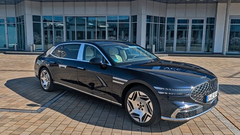 Mit seinen 5,46 Metern Länge ist der Genesis G90 eine imposante Erscheinung. (Bild:  Mauritz – VCG)