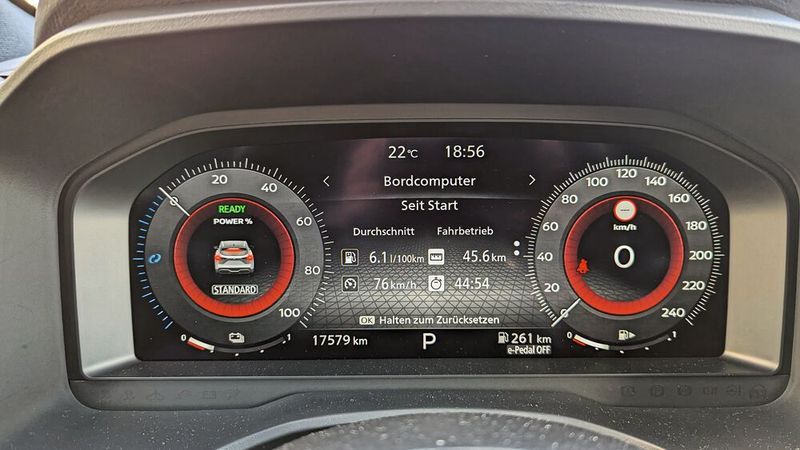 Ein typisches „Mäusekino“, wie es heute die meisten Neuwagen bieten: Im Fall des Nissans ist dieses gut ablesbar und vernünftig strukturiert. Der bis 240 km/h reichende Tacho ist allerdings etwas überambitioniert. Bei echten, abgeregelten 170 km/h ist nämlich Schluss. Der von uns ermittelte Durchschnittsverbrauch betrug innerorts etwas über 5 Liter auf 100 km, mit Autobahnteil (120 bis 130 km/h) waren es 6,5 Liter. Für ein Fahrzeug dieser Klasse und Masse geht das in Ordnung, sparsam ist der Qashqai gerade in Anbetracht des betriebenen technisches Aufwands aber nicht. Gut funktioniert hat der im Testwagen verbaute adaptive Tempomat. Die entsprechende Radartechnik funktionierte harmonisch und ausreichend spontan, beispielsweise beim Wiederbeschleunigen. (Bild: Dominsky – VCG)