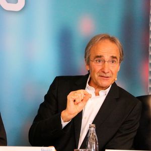 Karl-Heinz Streibich, Vorstandsvorsitzender der Software AG: „Unsere Industrie-Neutralität  und globale Präsenz gepaart mit dem Know-how der weltweit führenden Maschinen- und Anlagenbauer bilden das Fundament von Adamos.“(Bild:  Sonnenberg)