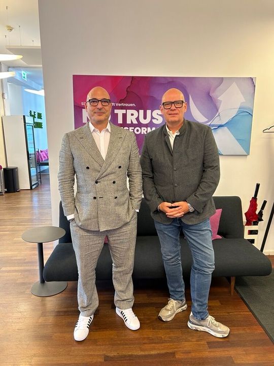 In seiner neuen Rolle wird Robert Jung (r.) an Helge Scherff berichten. (Bild:  Vogel IT-Medien)