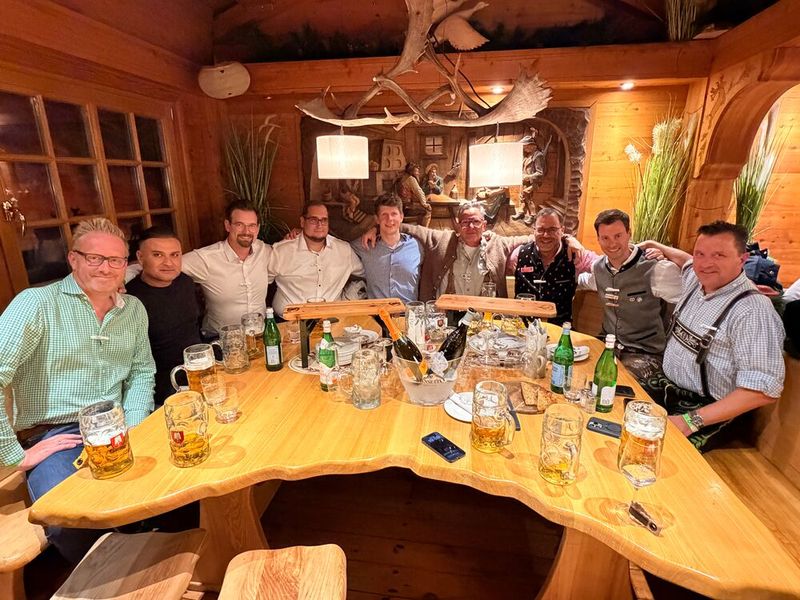 (v. l.) Holger Haase (EP), Walid Karimzada (IT-Systemtreff), Phil Jakob (TD SYNNEX), Felix Groh (IT-Systemtreff), Tim Lassen und Richard Gäbel (Comline), Frank Sälzer (Sandisk), Benjamin Knupke und Oliver Booz (Ingram Micro) (Bild: Vogel IT-Medien)