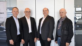 Die beiden Geschäftsführer des Autohauses Gitter, Heiko Etzhold (li.) und Jürgen Ketzel (re.) mit Dirk Breder (2. v. li.) und Lothar Bullinger (2. v. re.) von T-Systems. (Bild: Mauritz/»kfz-betrieb«)
