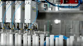 Montagelinie mit universellen Fügemodulen Präzision 5 für die Herstellung von Insulinpens (Bild: Promess)