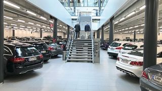 Sauber und im Trockenen: Gebrauchtwagen stellt VEHO im Untergeschoss aus. (Bild: Hostnik)