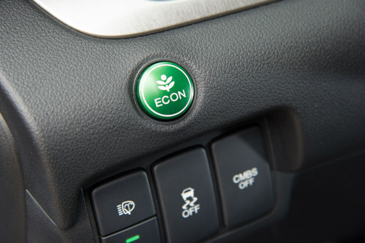 Um Kraftstoff zu sparen, kann der Fahrer mithilfe eines grünen Schalters an der Armaturentafel den Econ-Modus aktivieren. Er steuert den Kompressor der Klimaanlage und senkt die Versorgungsspannung des Gebläses, um die Motorlast zu reduzieren. (Foto: Honda)