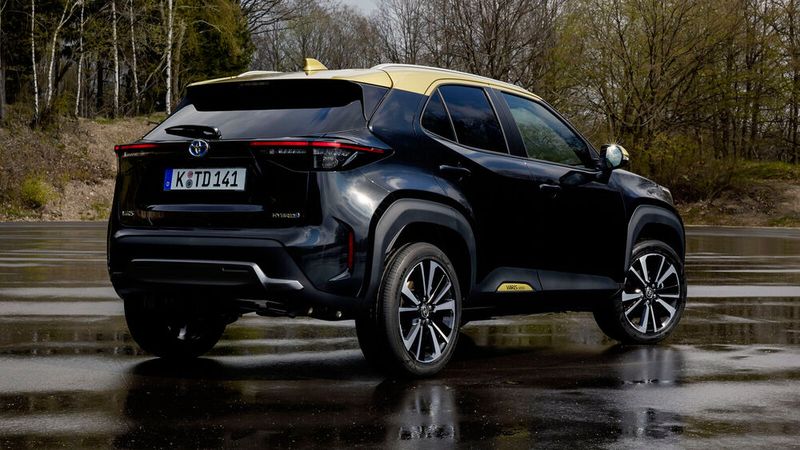 Den Yaris Cross kann man mit Zweifarblackierung bestellen. Die Dachfarbe findet sich auch im Innenraum wieder. (Bild: Toyota)