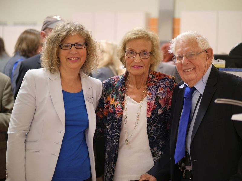 Das Gründer-Ehepaar Roswitha und Dr.-Ing. Herbert Knauer mit ihrer Tochter Alexandra, die das Familienunternehmen in zweiter Generation seit 22 Jahren leitet.  (Knauer Wissenschaftliche Geräte)