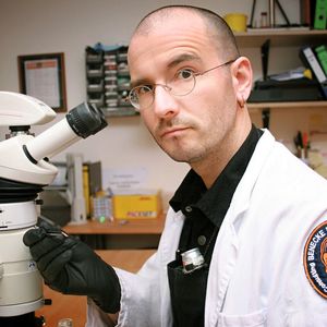 Abb. 1: Das Leica-Stereomikroskop ist eines der wichtigsten Arbeitsgeräte von Dr. Mark Benecke.