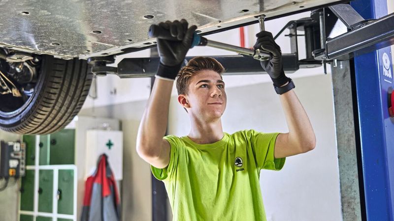 ... die Montage der extra angefertigten Anbauteile erfolgt. (Bild: Ivo Hercik/Skoda)