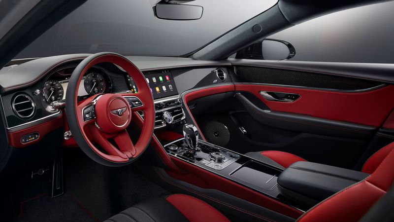 Im Innenraum können Käufer aus einer Reihe von sportlich orientierten, zweifarbigen Kombinationen wählen. (Bild: Autoren-Union Mobilität / Bentley)