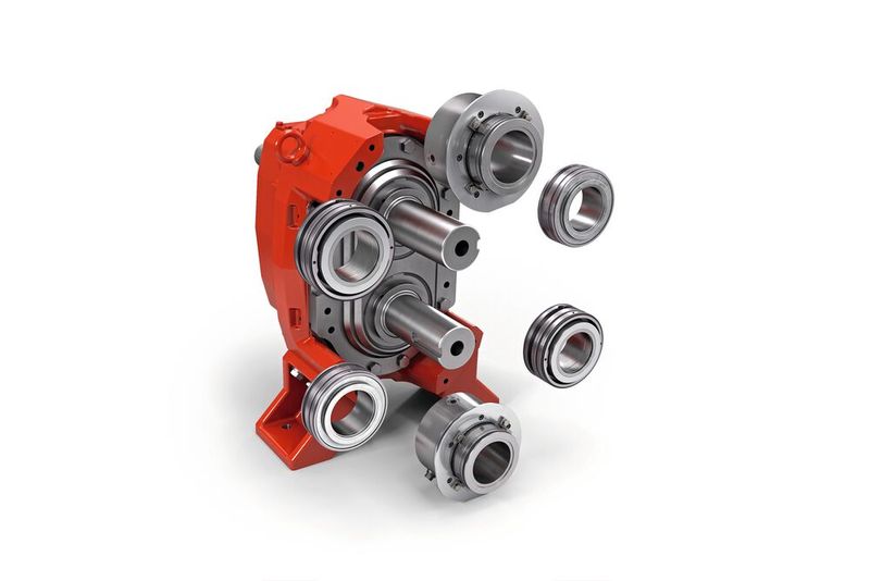 Das patentierte System besteht aus einer Hubkolbenpumpe, die der Dichtung bei jeder Umdrehung Schmiermittel hinzufügt, um den Sperrdruck aufrechtzuerhalten. So wird der Überdruck bei wahlweise 2,0 oder 4,3 bar gehalten. Das neue Dichtungsversorgungssystem erhöht die Lebensdauer der Dichtung um bis zu 100 Prozent. (Bild: Vogelsang)