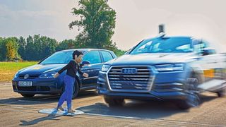 Fussgänger Notbremsassistent im Test beim ADAC. (Bild: Uwe Rattay/ADAC)