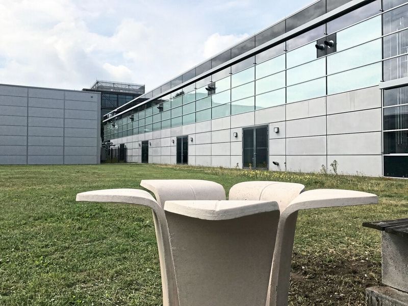 Bionisch geformte Grillstelle (feuerfester Beton und Basaltfasern) vor der Textilbeton-Sandwich-Fassade des ITA-Technikums.  (ITA)