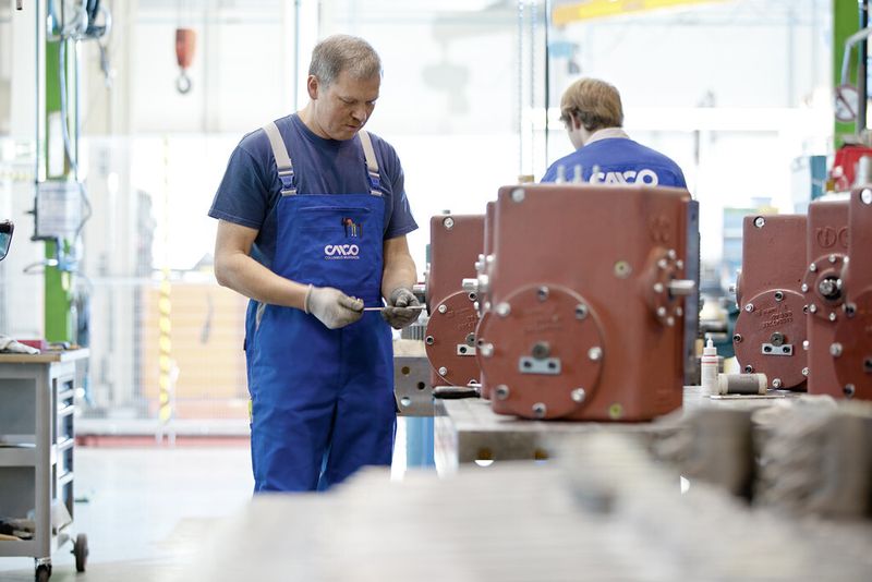 Bei CMCO in Kissing werden auch kundenspezifische Seilwinden der Marke Pfaff-silberblau hergestellt, u.a. der Typen BETA und SIGMA. Im Bild: Montage von SIGMA-Seilwinden. (Bild: Columbus McKinnon)